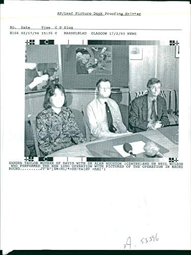 תצלום וינטג 'של סנדרה טיילור אם דוד עם דר אלן יוסטון ודר ניל ווילסון שביצעו את מבצע הריאות החדש עם תמונות של המבצע ברקע.